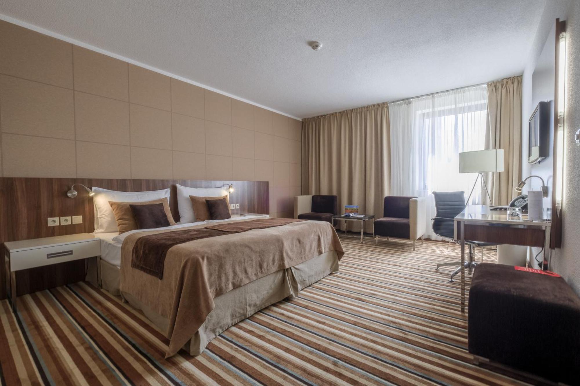 Business Hotel Astrum Laus 莱维采 外观 照片