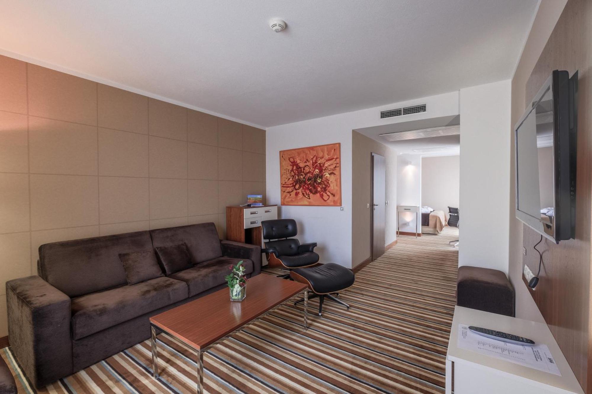 Business Hotel Astrum Laus 莱维采 外观 照片