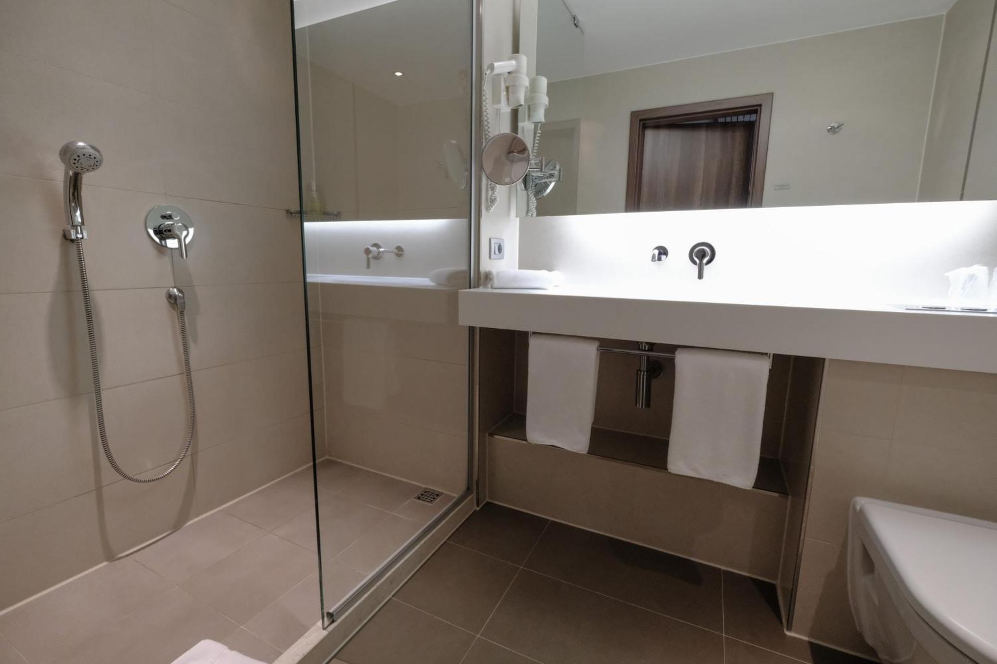 Business Hotel Astrum Laus 莱维采 外观 照片