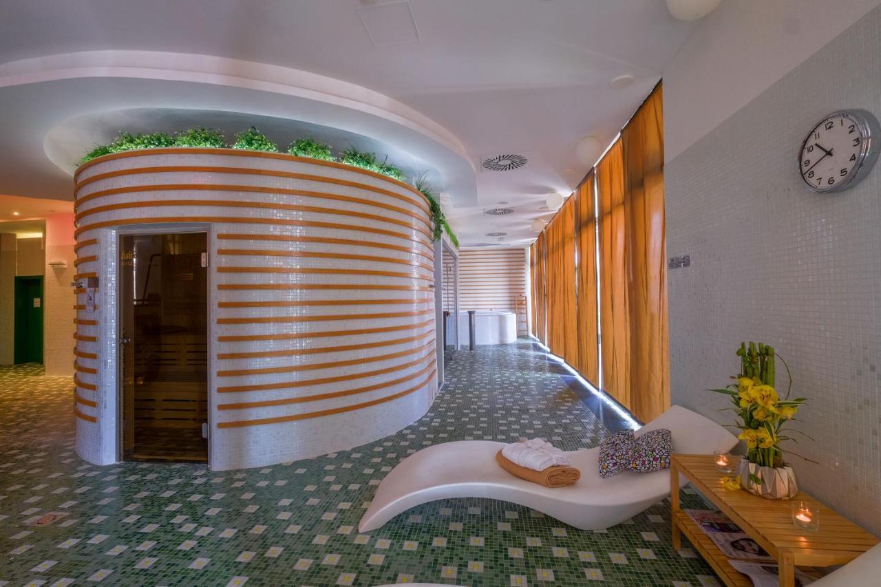 Business Hotel Astrum Laus 莱维采 外观 照片