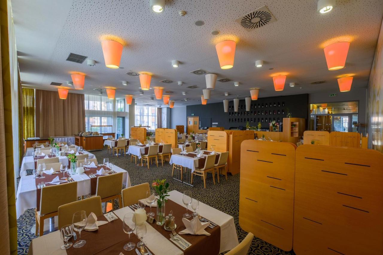 Business Hotel Astrum Laus 莱维采 外观 照片