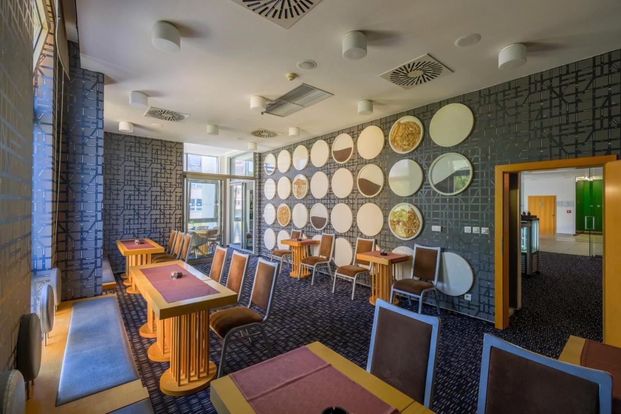 Business Hotel Astrum Laus 莱维采 外观 照片