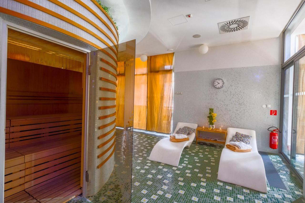 Business Hotel Astrum Laus 莱维采 外观 照片